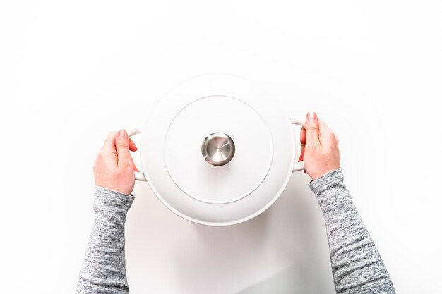 Osoba trzymająca talerz z jedzeniem